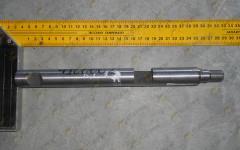 Вал вилки переключения повышенной-пониженной передач КПП HW18709 HOWO WG2214100002