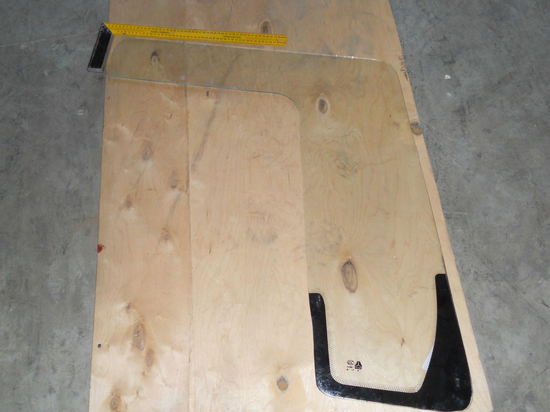 Стекло двери неподвижное левое HOWO WG1642350003