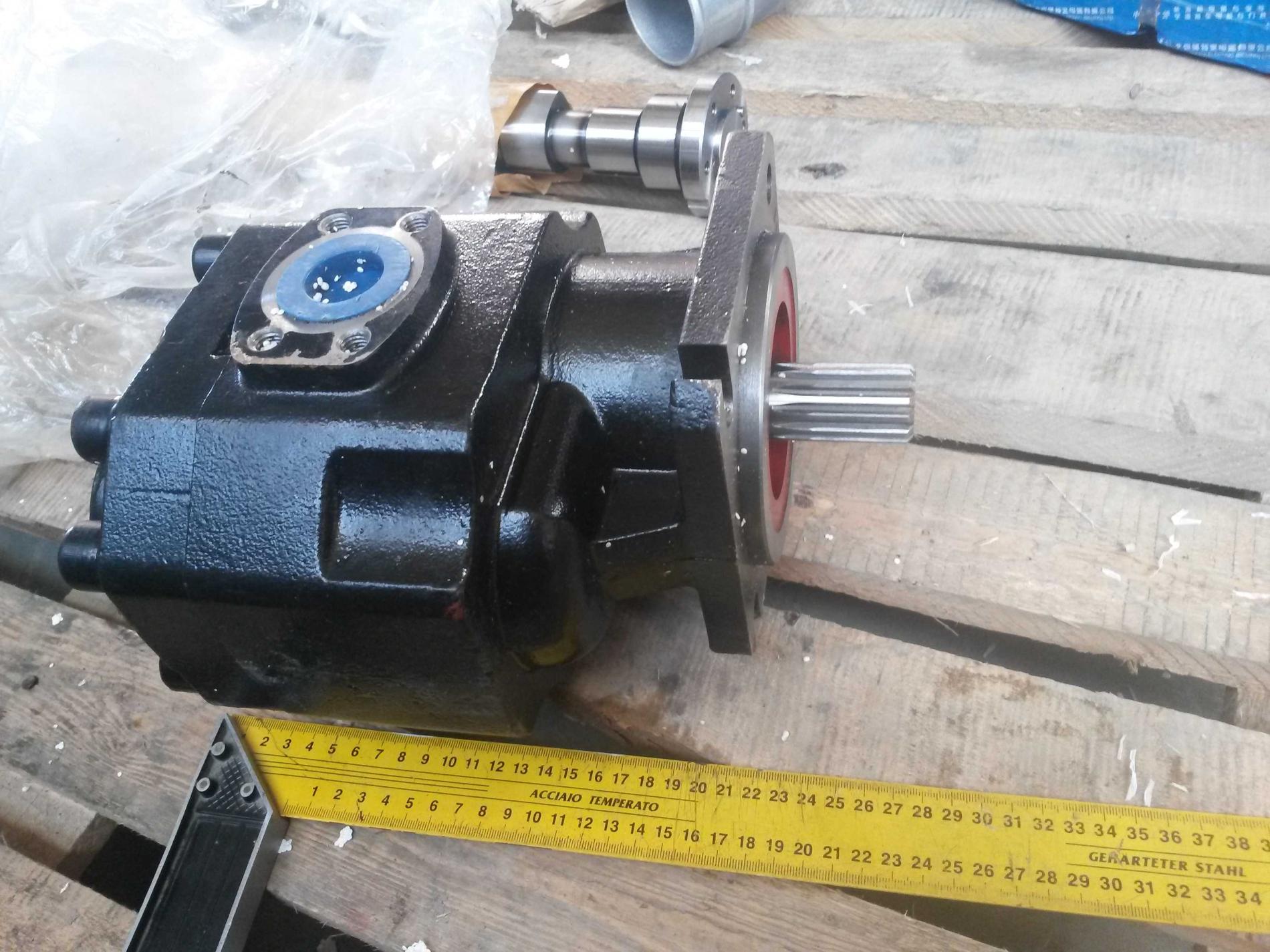 Насос гидравлический CDM835 LGCB3112