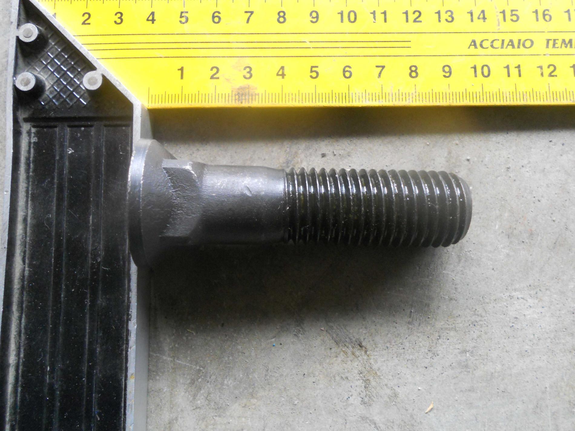 Болт среднего ножа 175-71-11454