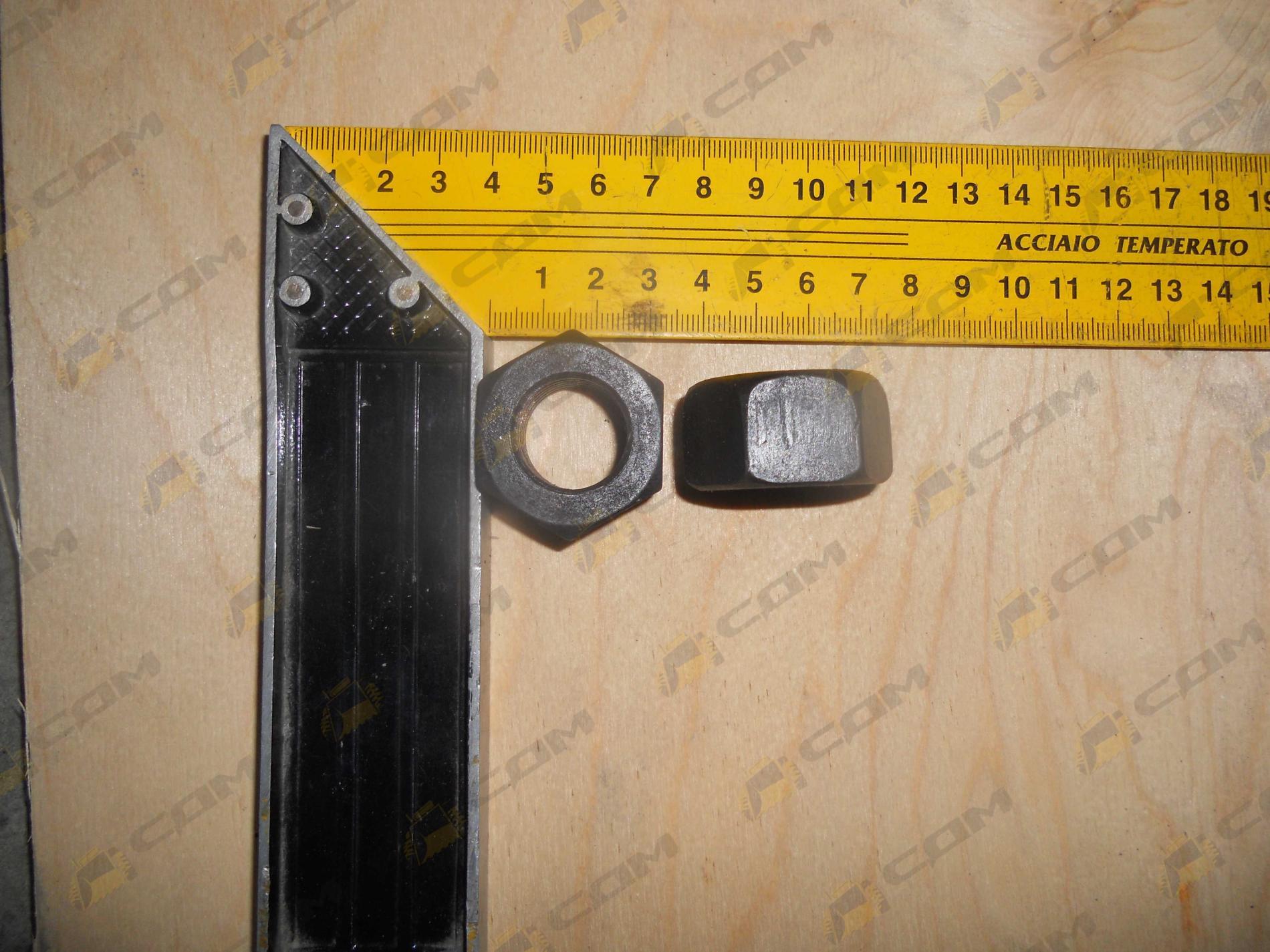 Гайка среднего ножа 175-71-11530